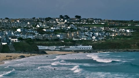 DSCF1361 Porthmeor Road, St. Ives, UK | XF16-55mm f4.3 1/17000s ISO1600