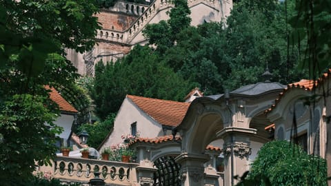 DSCF5286 Valdštejnská, Prague, Czechia | XF90mm f5.0 1/2700s ISO500